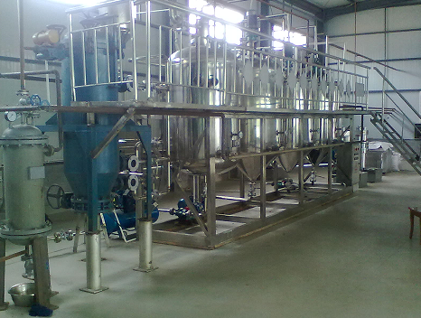 花生油清澈透亮 精炼设备的关键作用